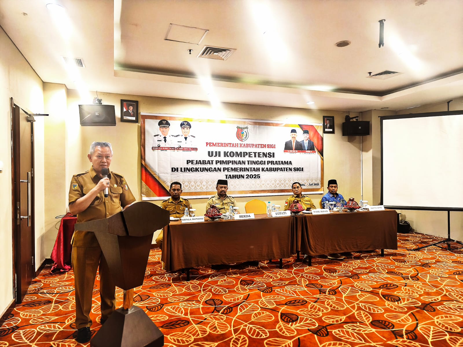 Bupati Sigi Mohamad Rizal Intjenae membuka kegiatan uji kompetensi PPTP di Lingkungan Pemerintah Daerah Kabupaten Sigi Tahun 2025, di Hotel Hotel Best Western Plus Coco Palu, Senin (7/7/2025). FOTO : MEGALIT