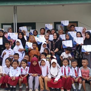 Anggota Fraksi Partai NasDem Sigi, Irma Haflianty Yangka menyerahkan beasiswa PIP jalur Aspirasi Nilam Sari Lawira ke SD Inpres Salua, Kecamatan Kulawi, Sigi, Selasa (15/7/2025). FOTO : IST