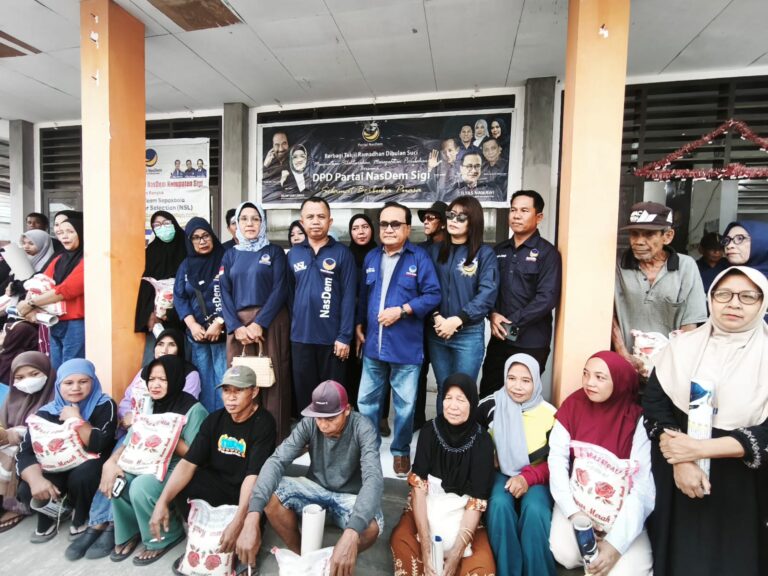 HUT ke-15, NasDem Sigi Salurkan Bantuan Sembako kepada Warga